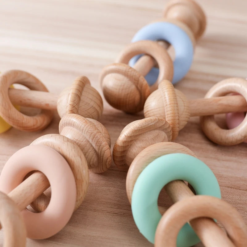 Hochet sensoriel en bois et silicone – jouet d’éveil 0–12 mois