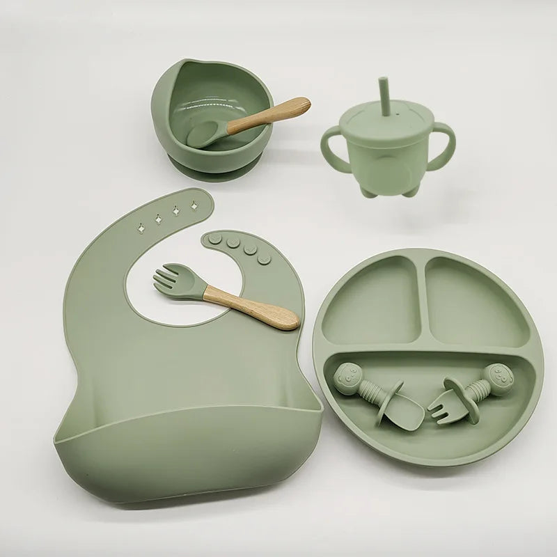 Set repas bébé 6 ou 8 pièces en silicone – Assiette ventouse, bavoir, tasse, couverts et paille | Sans BPA