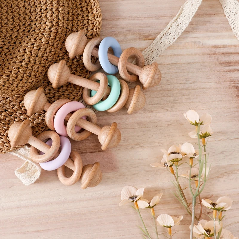 Hochet sensoriel en bois et silicone – jouet d’éveil 0–12 mois